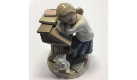 Figūrėlė Pirmokė, fajansinė  1613-502