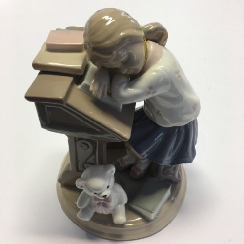 Figūrėlė Pirmokė, fajansinė  1613-502