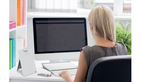 Stiklinė balta lentelė Nobo užrašams 22x30cm, pastatoma su prispaudėju dokumentams